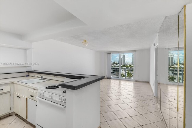 Building Photo - 345 Ocean Dr