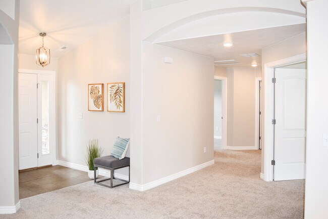Building Photo - Idyllic Provo home w LOTS of garage space!