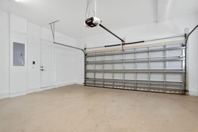 Building Photo - 6012 NW 116th Dr