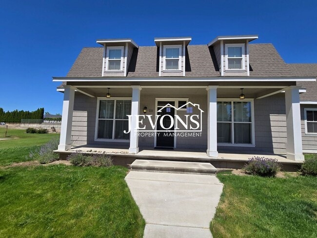 Primary Photo - Spacious 4-bedroom home with fully equippe...