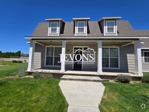 Building Photo - Spacious 4-bedroom home with fully equippe...
