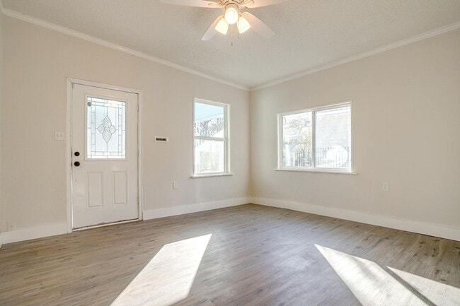 Building Photo - Newly Remodeled 2 Bed, 1 Bath Home near Hi...