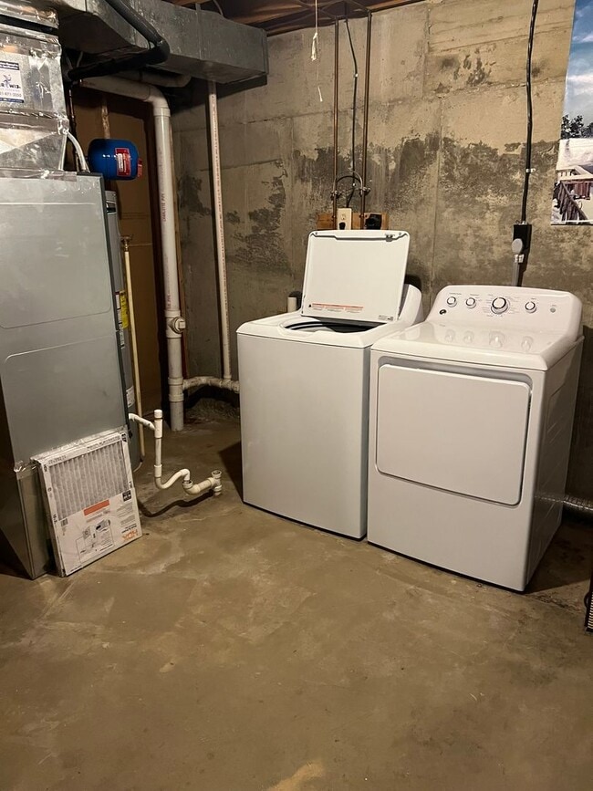 Building Photo - Renovated End-Unit Ready to Move-In