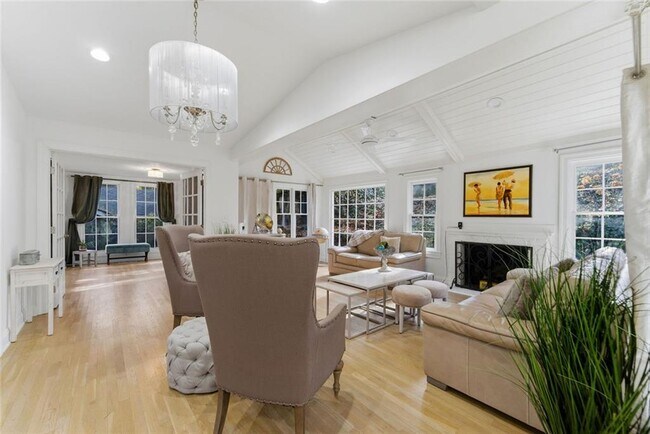 Building Photo - 302 Hascall Rd NW