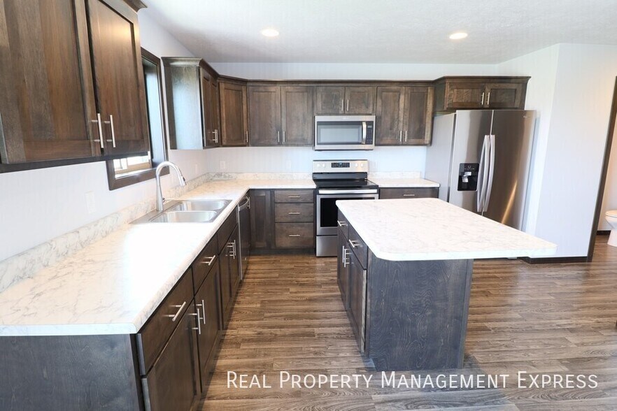 Building Photo - Amazing 4 Bedroom 3.5 Bathroom Townhome in Sioux Falls