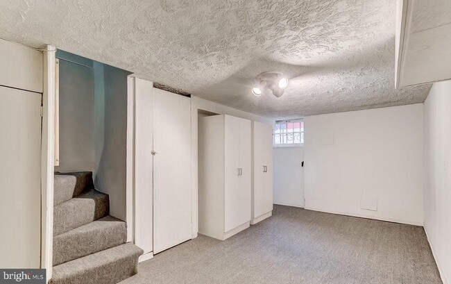 Building Photo - 825 S Charles St