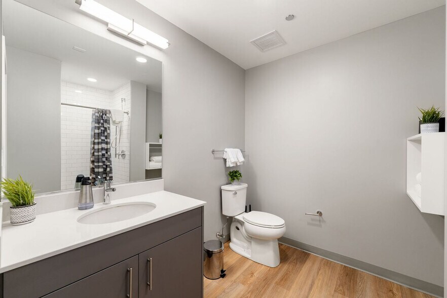 Building Photo - 853 W Blackhawk St