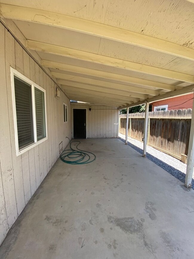 Building Photo - North Visalia Townhome Available Now