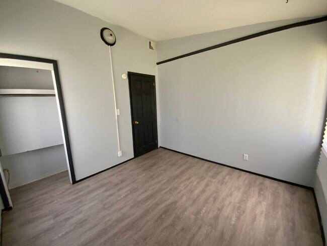 Building Photo - 411 N Beard St