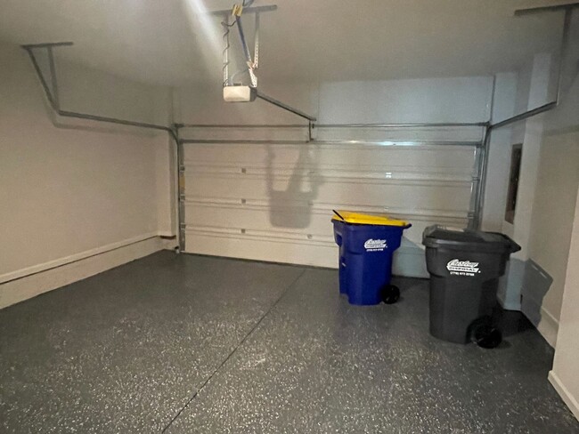 Building Photo - Amenities and Location Make this 3-Level T...