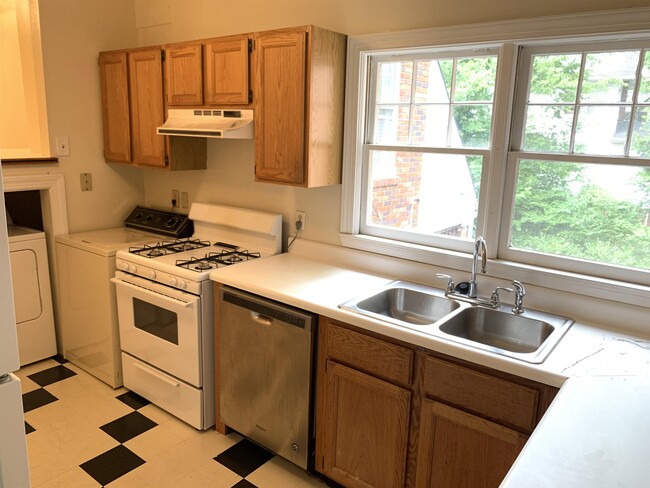 Building Photo - 811 Bromley Rd