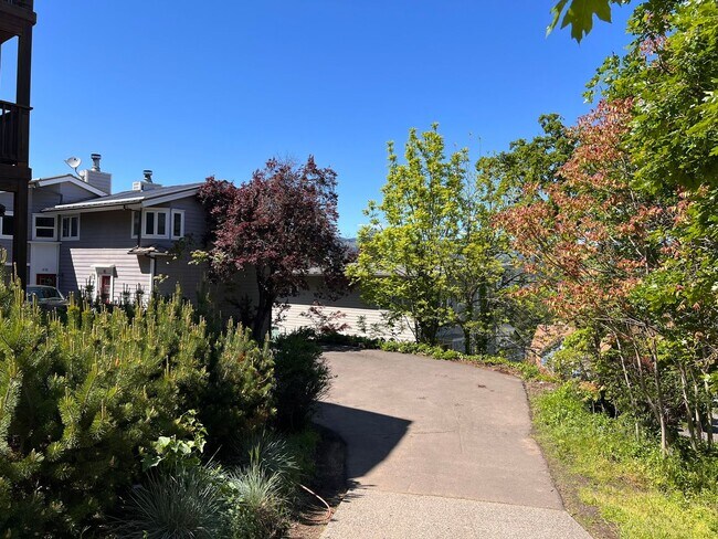 Building Photo - 2 Bedroom Duplex For Rent In Hood River