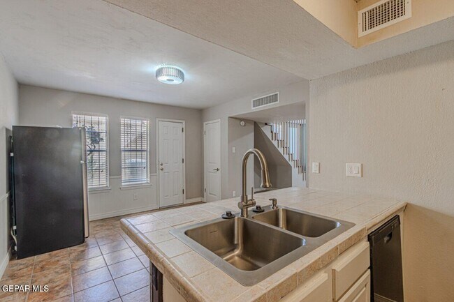 Building Photo - 11105 La Quinta Pl