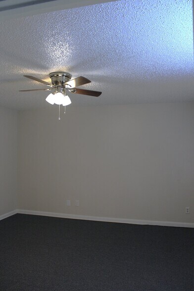 Building Photo - 5850 Cypress Gardens Blvd