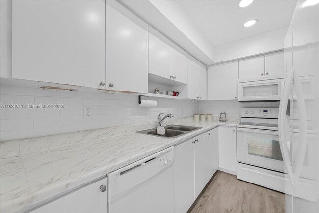 Building Photo - 1356 Pelican Ct