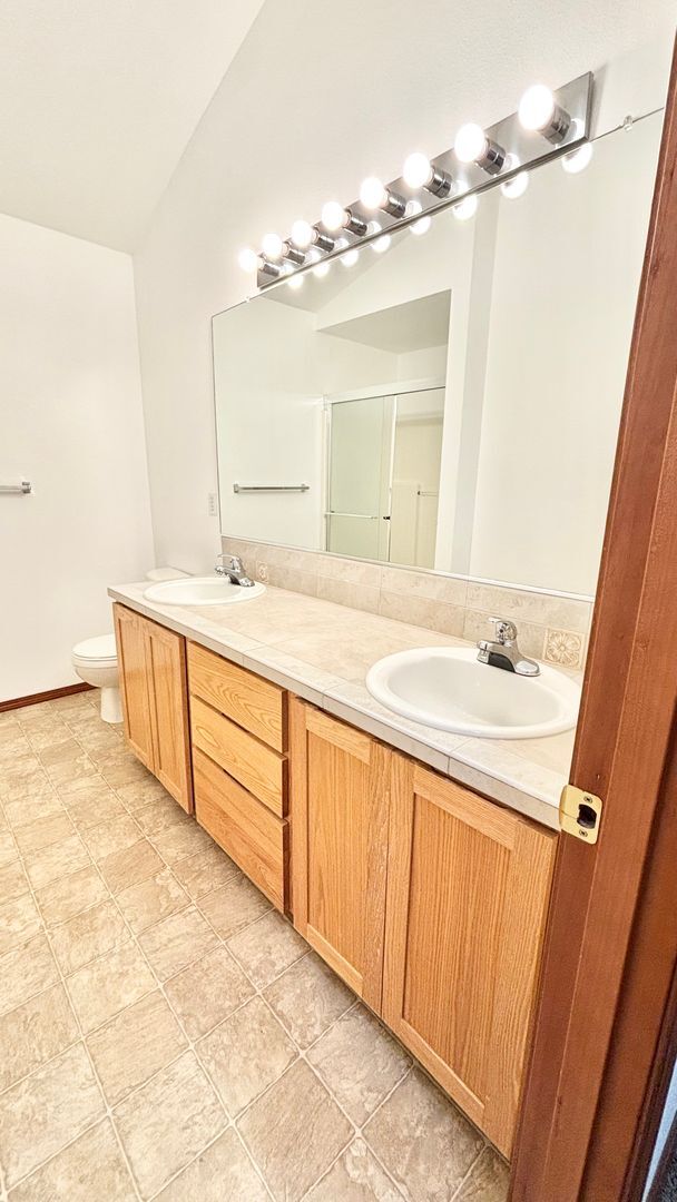 Building Photo - N0611