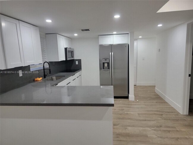 Building Photo - 9371 Fontainebleau Blvd