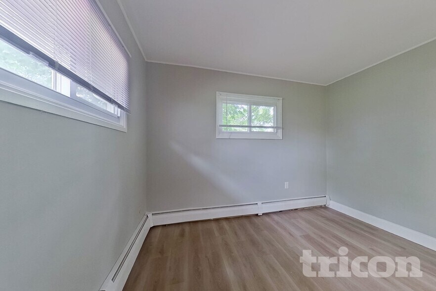 Building Photo - 26 Village Ln