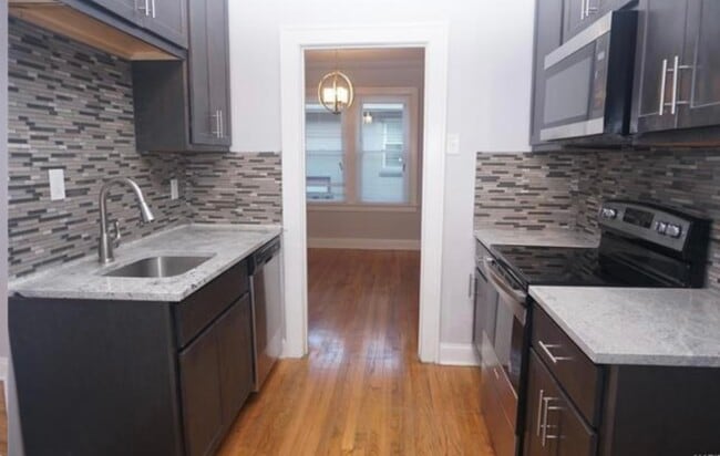 Building Photo - 753 Yale Ave