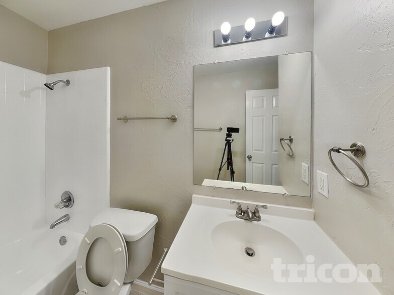 Building Photo - 6211 Minuteman Ln