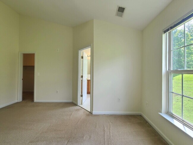Building Photo - 210 Hillside Ct