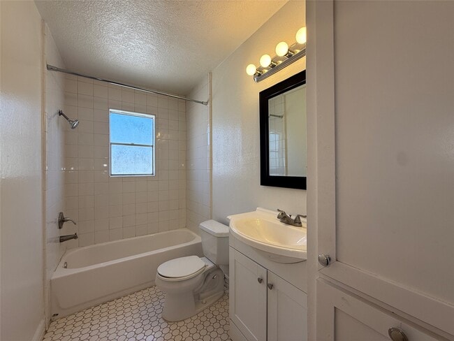 Building Photo - 425 E 9th St