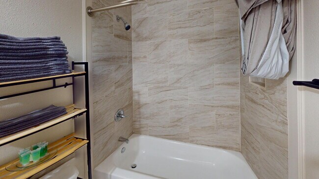 Building Photo - 3900 Baywoods Dr