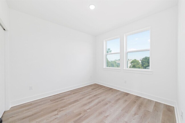 Building Photo - 810 Elkhart St