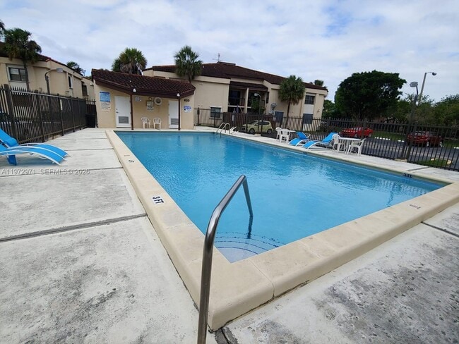 Building Photo - 690 W Park Dr