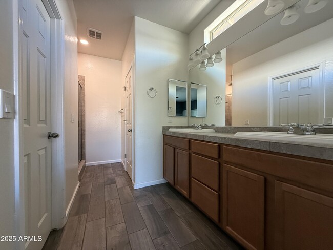 Building Photo - 888 E Aberdeen Dr
