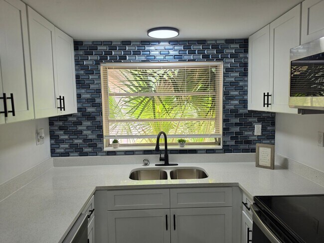 Building Photo - FOR RENT!!! SIMPLY STUNNING AND SPACIUS 3 BED 2 BATH SINGLE FAMILY HOME..
