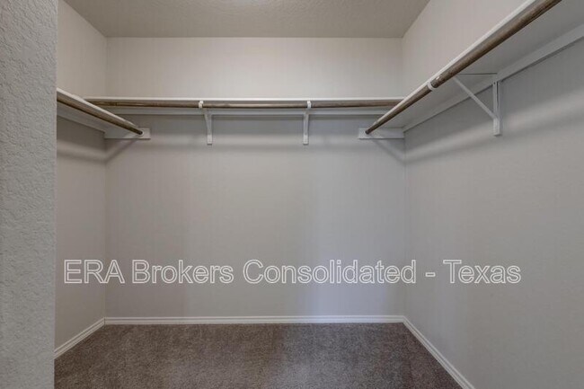 Building Photo - 242 Holland Pk