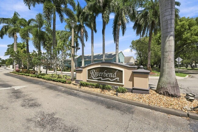 Building Photo - 372 W Riverbend Dr