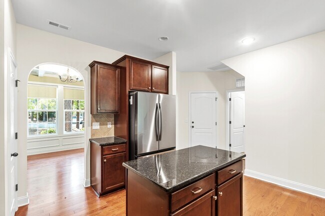 Building Photo - 1 Catalpa Ln N