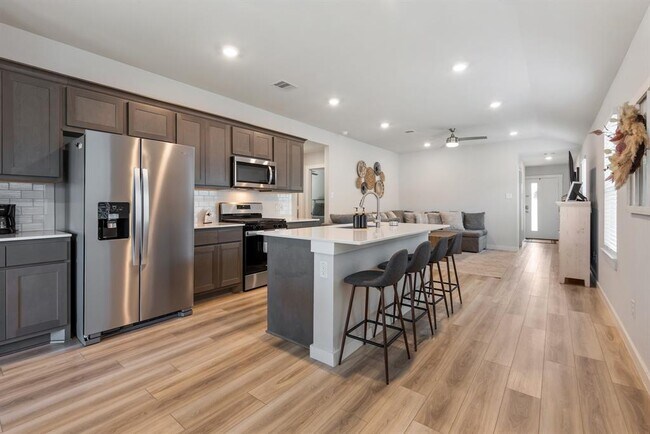 Building Photo - 929 Kickapoo Ln