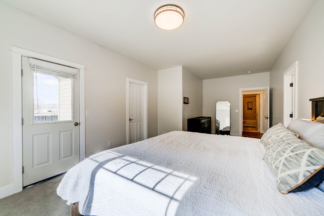 Building Photo - 32 E Clara Ct