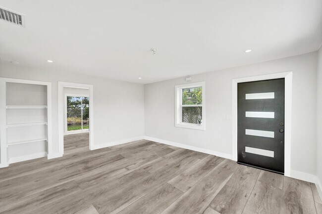 Building Photo - 5601 SW 36th Ct