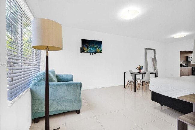 Building Photo - 1025 94th St