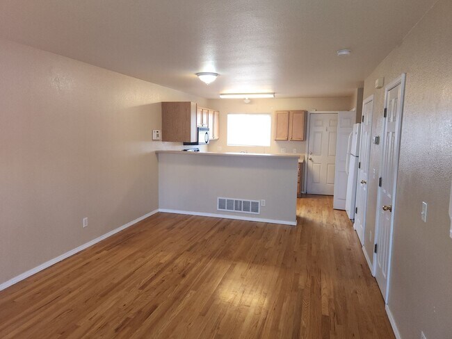 Building Photo - 2-Bedroom Briargate Townhouse