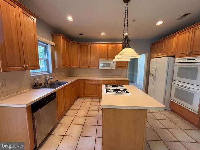 Building Photo - 721 Deer Creek Dr