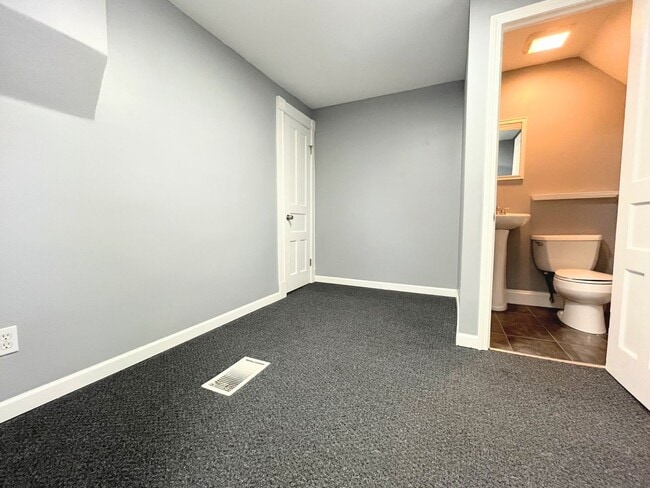 Building Photo - Comfortable 2-Bed Plus Den Home Available in Tonawanda