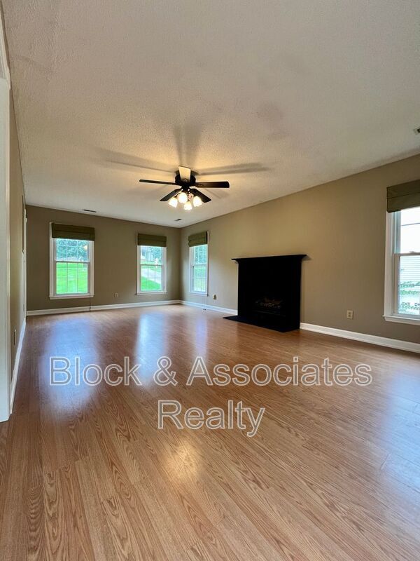 Building Photo - 1613 Round Hill Cir