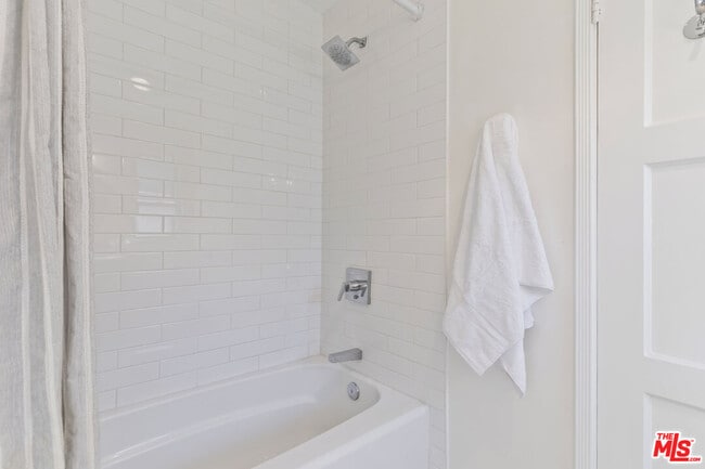 Building Photo - 9125 David Ave