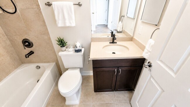 Building Photo - Annual UNFURNISHED 3-bed 2-bath condo in Stonehaven