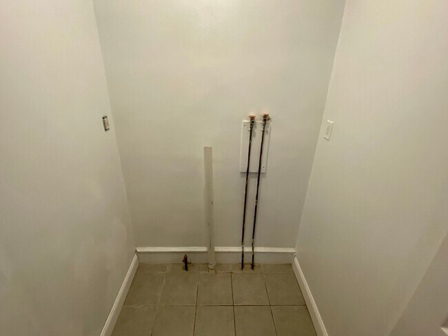 Building Photo - Newly Renovated 4BED 1.5BTH / Stainless Steel Appliances & Washer/Dryer Hookup!