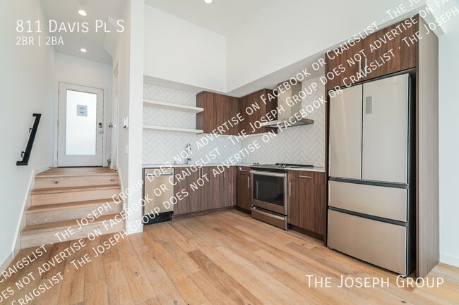 Building Photo - 811 Davis Pl S
