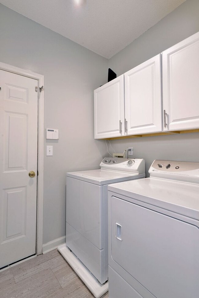 Building Photo - Spacious Home on Wooded Lot!