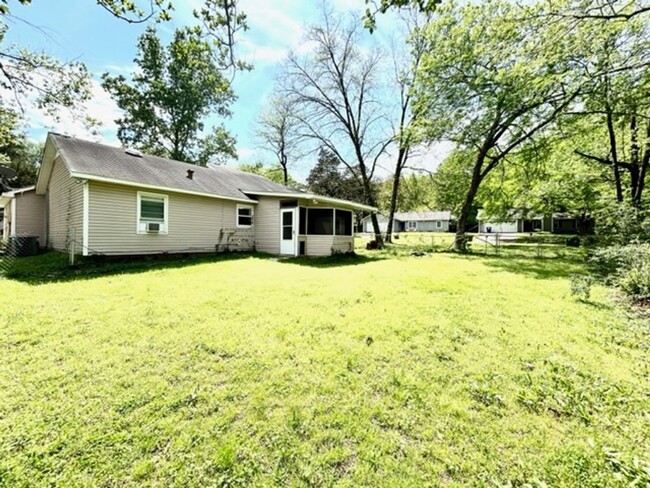 Building Photo - THREE BEDROOM/TWO BATH SPACIOUS RANCH - GR...