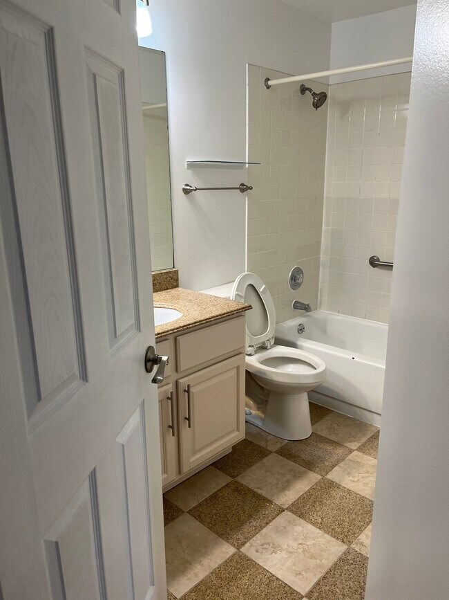 Building Photo - 131 Crestwood Ct