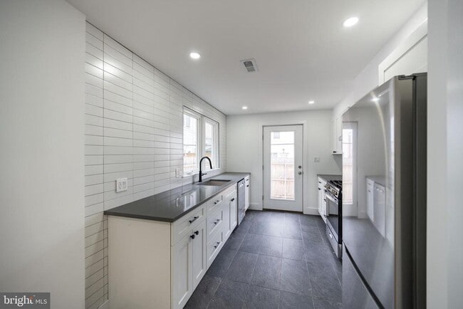 Building Photo - 2009 E Cumberland St